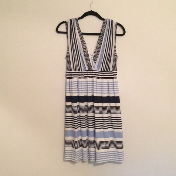 LOFT Dresses & Skirts - 🔴4/$15 LOFT V-Neck Dress